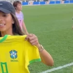 Rayssa Leal recebe camisa de Marta após amistoso da Seleção Brasileira