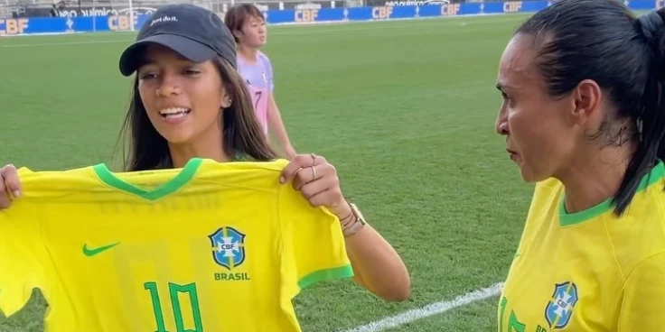 Rayssa Leal recebe camisa de Marta após amistoso da Seleção Brasileira