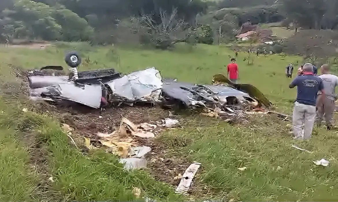 Avião cai e deixa sete mortos e Itapeva Minas Gerais