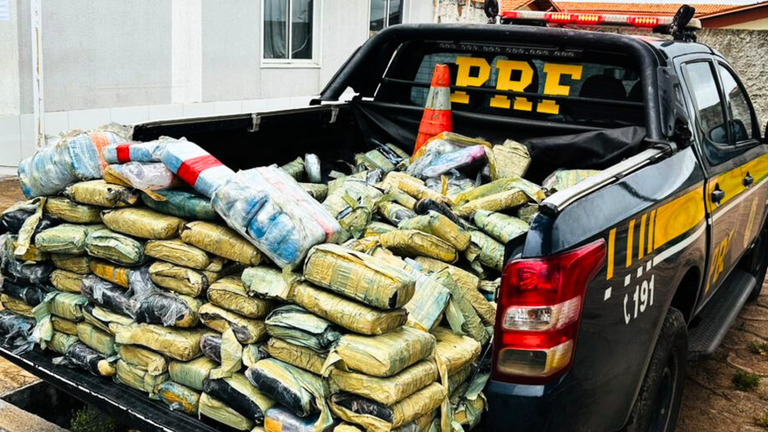 PRF apreende mais de 300kg de drogas escondidos nos pneus de um caminhão, em Governador Nunes Freire