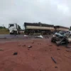 Colisão entre automóvel e carreta deixa uma pessoa morta em Grajaú