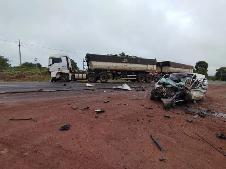 Colisão entre automóvel e carreta deixa uma pessoa morta em Grajaú