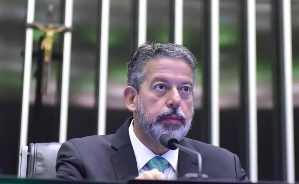 Lira critica trabalho de Padilha para interlocutores de Lula, que decide manter ministro