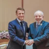 Lula e Macron visitam floresta e conversam com indígenas em Belém