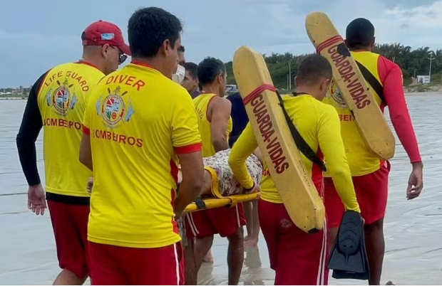 Grupo de adolescentes é resgatado na praia do Calhau, em São Luís, após afogamento