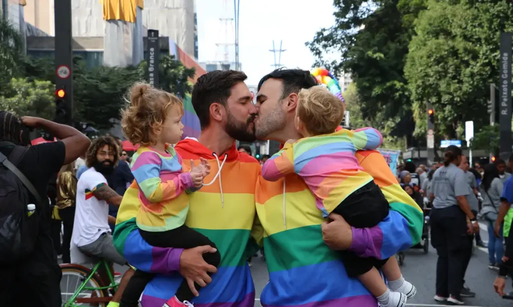 Com música e alegria, Parada LGBT+ de SP chama atenção para a política