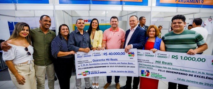 Governo premia professores e escolas que se destacaram em 2024 e entrega equipamentos para ano letivo 2025