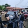 OPERAÇÃO POLICIAL PRENDE DUAS PESSOAS EM FLAGRANTE E APREENDE ARMAS DE FOGO E DROGAS EM ARARI