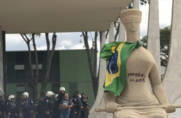 Moraes vota para condenar mulher que pichou “Perdeu, mané” no STF