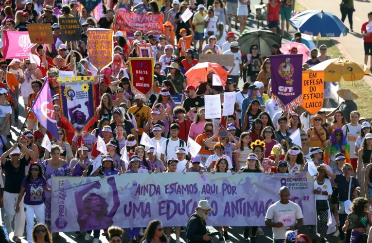 Mulheres do DF marcham por políticas públicas e contra o feminicídio