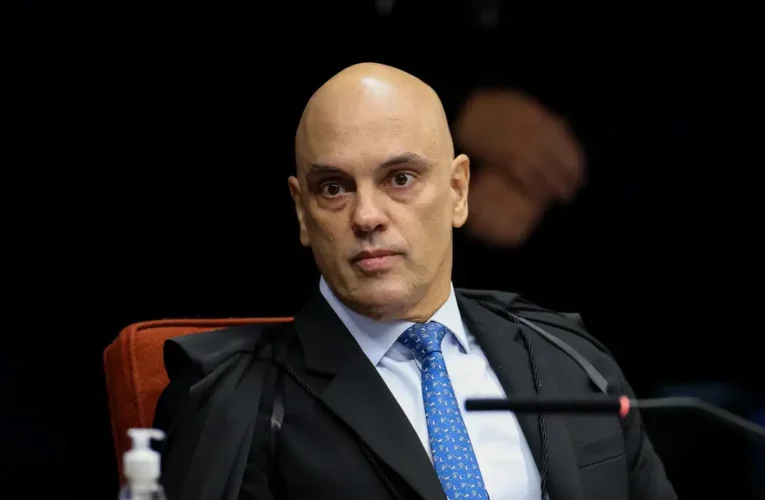 Cartão de vacina: Moraes arquiva investigação contra Bolsonaro