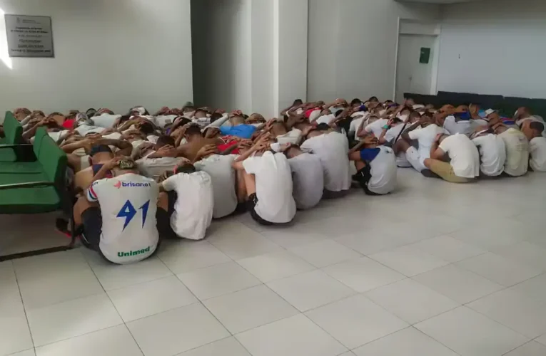 Briga entre torcidas de Fortaleza e Ceará, Polícia Militar conduziu mais 100 envolvidos para a Delegacia