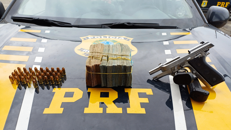 PRF apreende pistola, munições e R$ 75 mil em veículo na BR-135, em São Luís (MA)