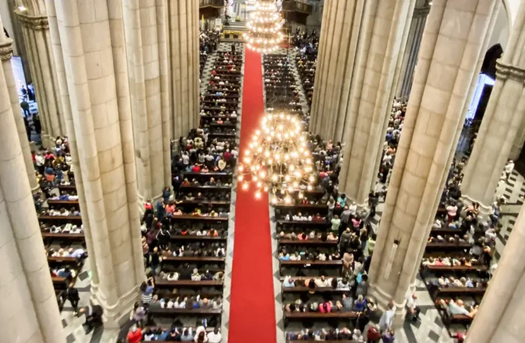 Em São Paulo fiéis lotam Catedral da Sé em missa para homenagear papa Francisco