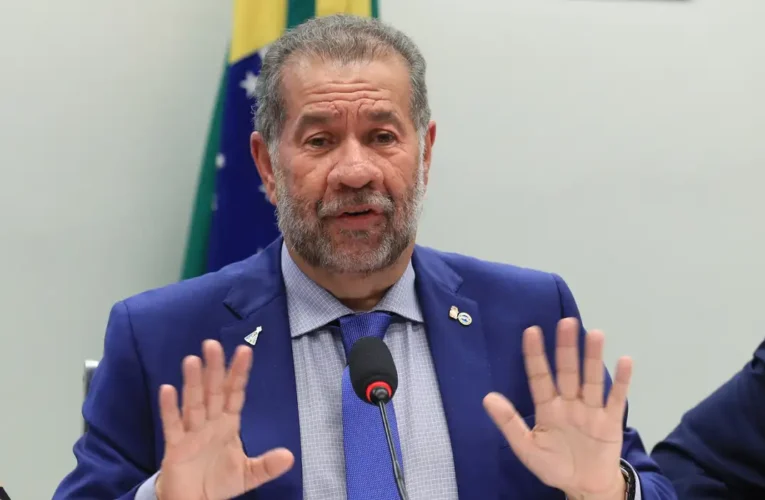 Ministro Lupi diz que é difícil calcular quantos tiveram descontos irregulares