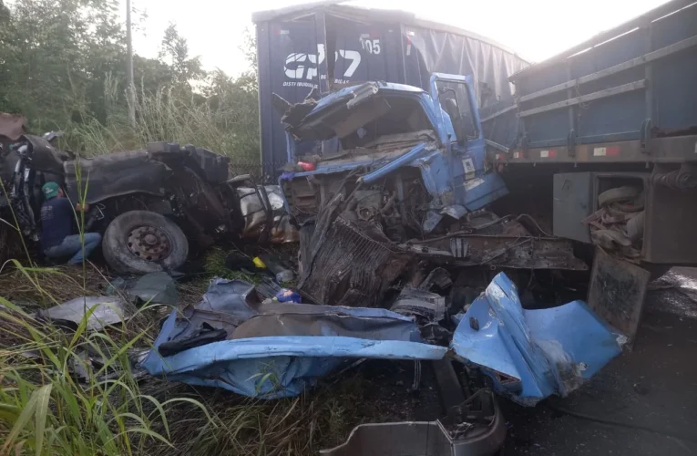 Caminhoneiro fica gravemente ferido em acidente com quatro veículos em Codó