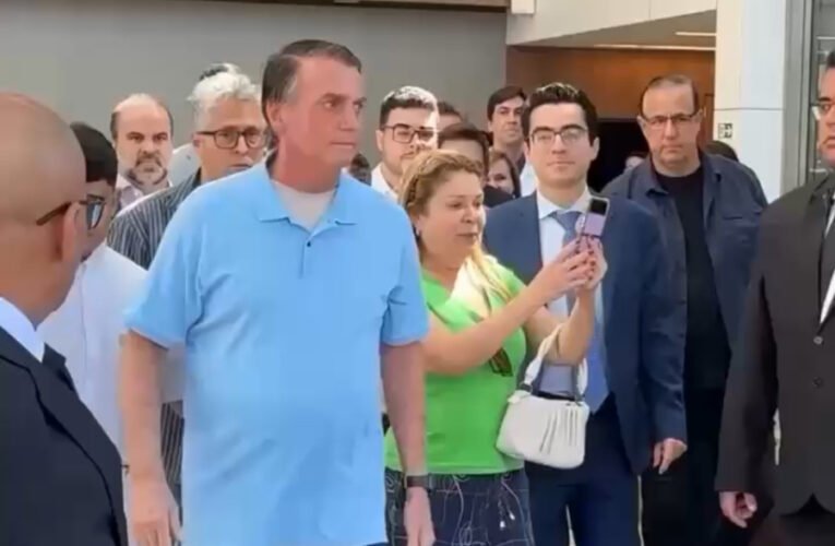 Jair Bolsonaro tem alta após três semanas internado em Brasília