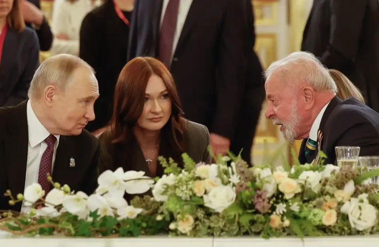 Na Rússia, Lula celebra 80 anos da vitória contra o nazismo