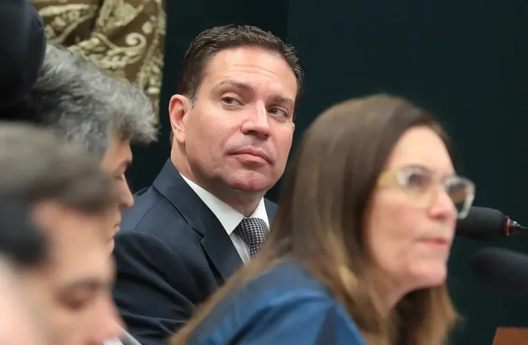 Moraes determina suspensão parcial da ação do golpe contra Ramagem