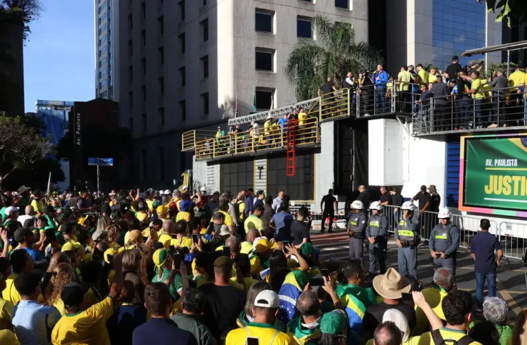 Ato em SP reúne mmais de 12 mil apoiadores de Bolsonaro contra julgamento no STF