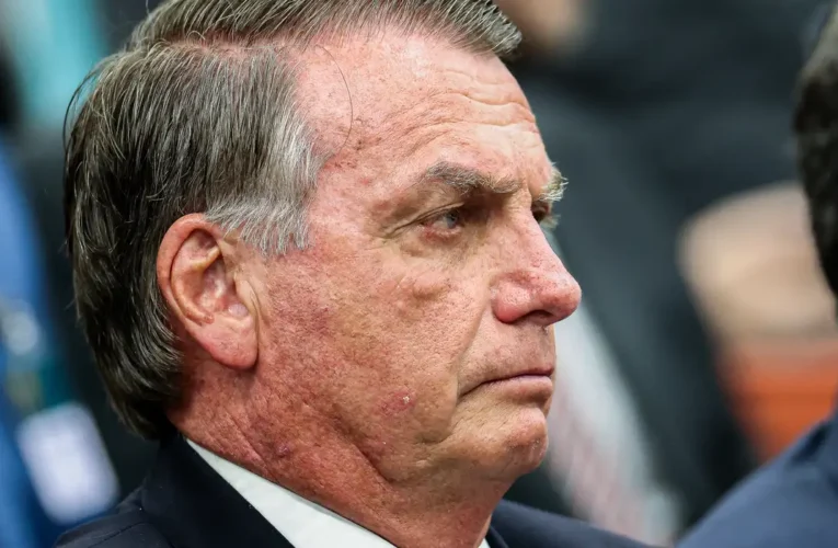 Bolsonaro nega à PF contato com governo Trump para buscar sanções