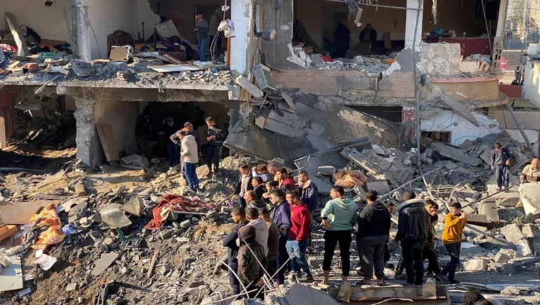 Israel comete um novo massacre, matando 27 palestinos no sul da Faixa de Gaza