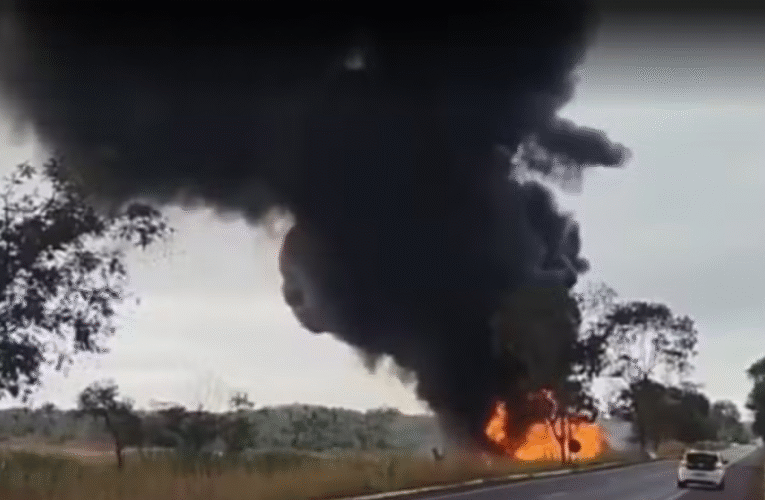 Caminhão-tanque carregado de gasolina pega fogo após sair da pista na BR-316, em Codó MA