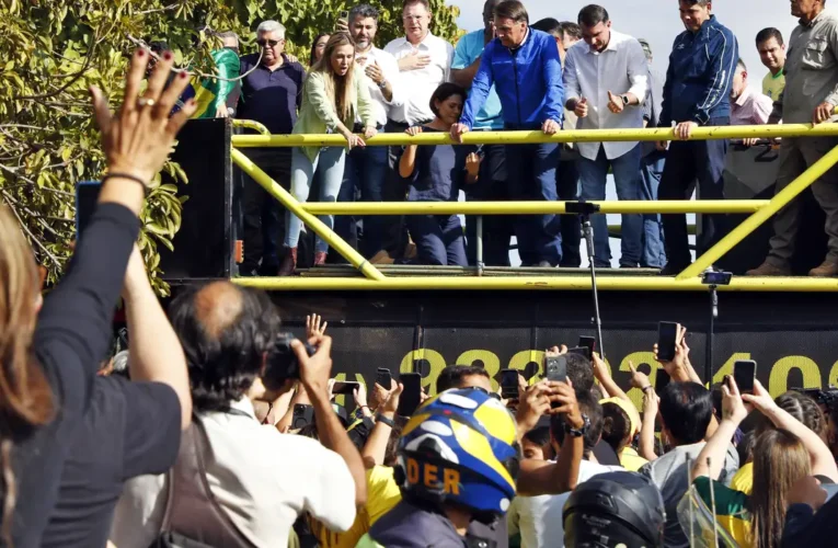 De tornozeleira, Bolsonaro participa de motociata em Brasília