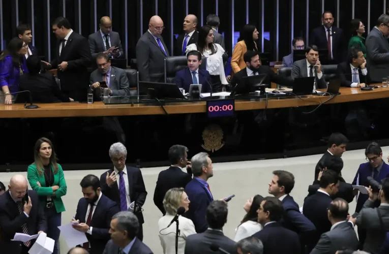 Câmara aprova urgência para projeto de anistia a golpistas