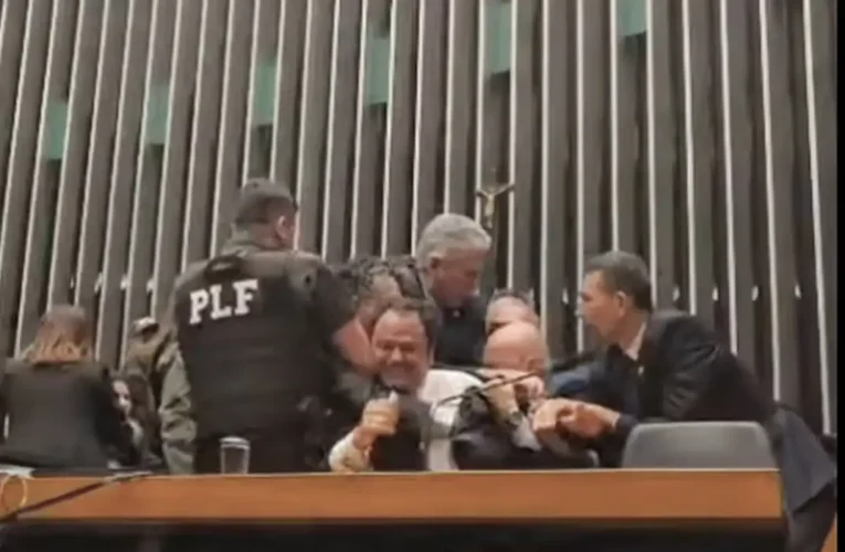 Entidades condenam retirada da imprensa na Câmara