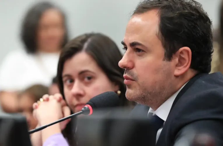 Câmara decide suspender Glauber Braga por 6 meses