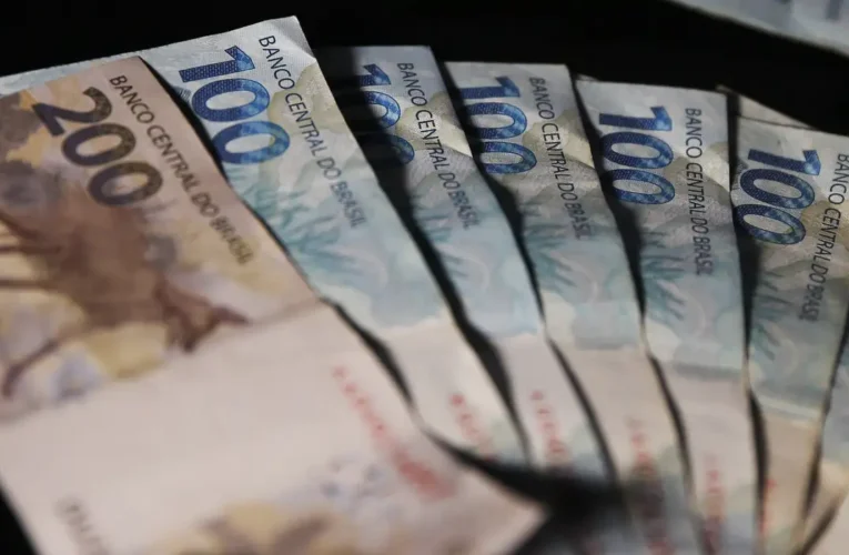 Mais de 141 mil ainda não sacaram abono salarial; veja como consultar