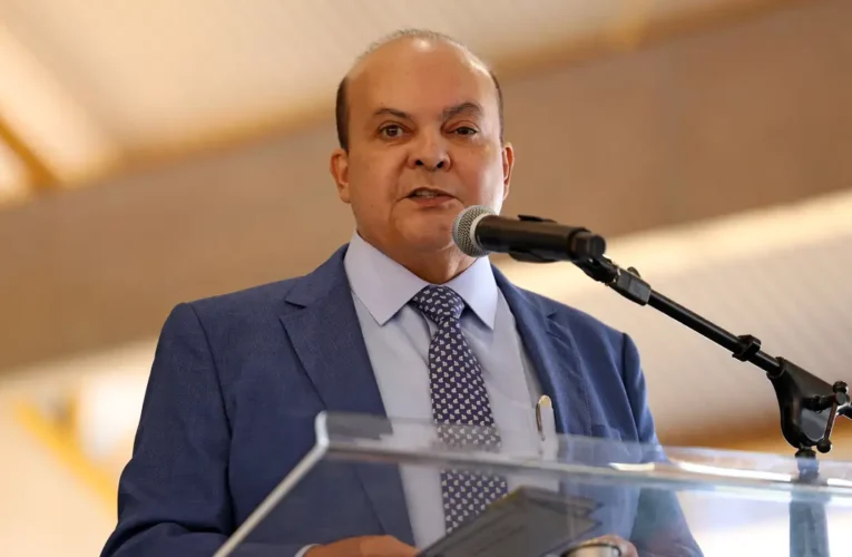 Oposição no DF pede impeachment de Ibaneis após citação por Vorcaro