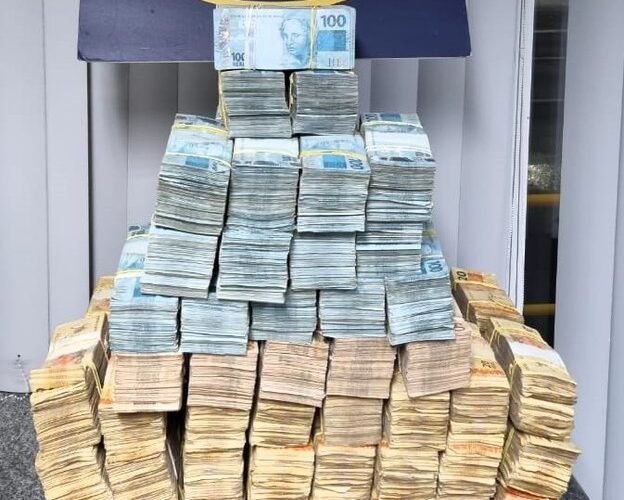 PRF apreende R$ 2 milhões em espécie escondidos em carro na BR-101 em Araquari – Santa Catarina
