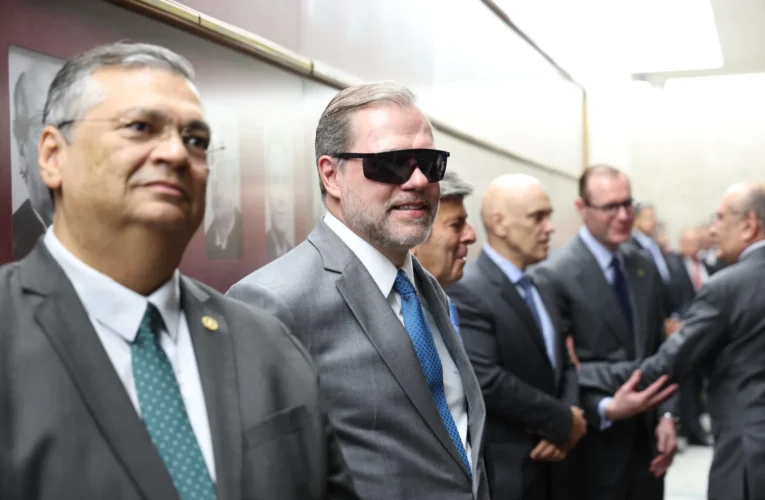 Ministros do STF acreditam que foram gravados clandestinamente por Toffoli em sessão secreta e Dino sugeriu construção da saída para a crise