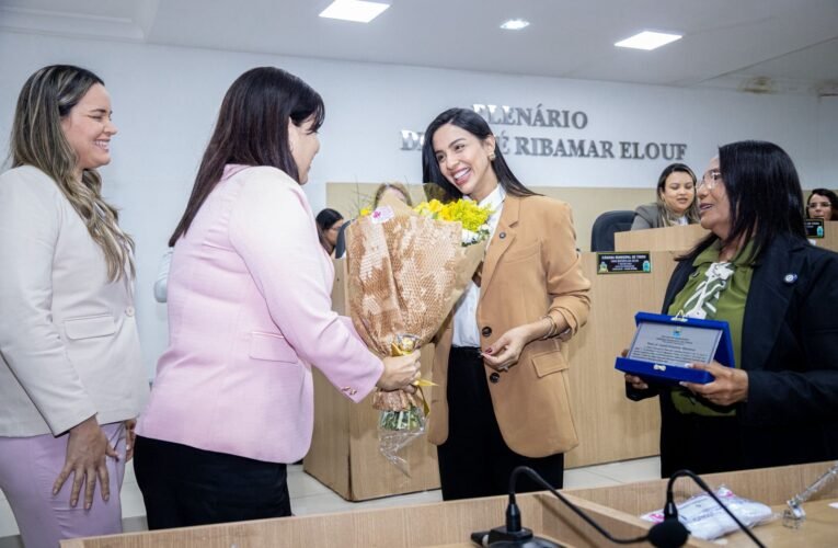 Deputada Daniella é agraciada com Título de Cidadã Timonense