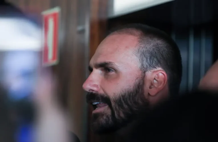 Mendonça pede vista e suspende julgamento contra Eduardo Bolsonaro