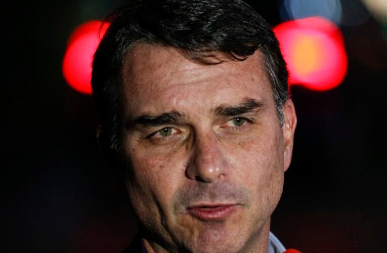 Flávio Bolsonaro admite cobrança a Vorcaro, mas nega crime
