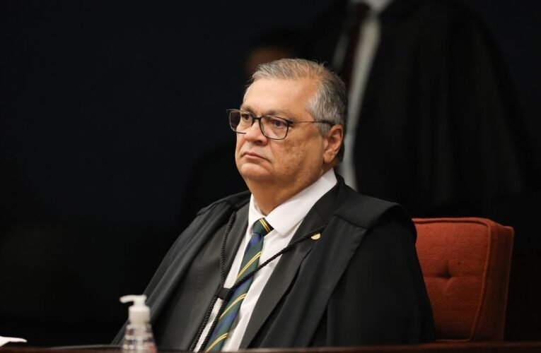 Dino abre apuração sobre emendas para produtora do filme de Bolsonaro