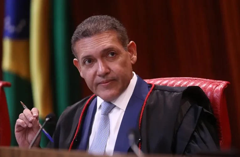 Urna eletrônica é patrimônio da democracia, diz presidente do TSE