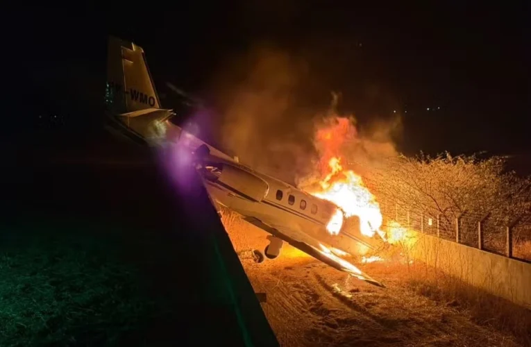 Avião com cantor Rey Vaqueiro pega fogo após sair da pista durante pouso no RN