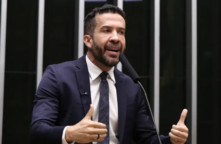 Deputado André Janones é internado com arritmia em São Paulo