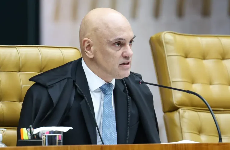 Moraes determina emissão de mandado de prisão contra Eduardo Bolsonaro