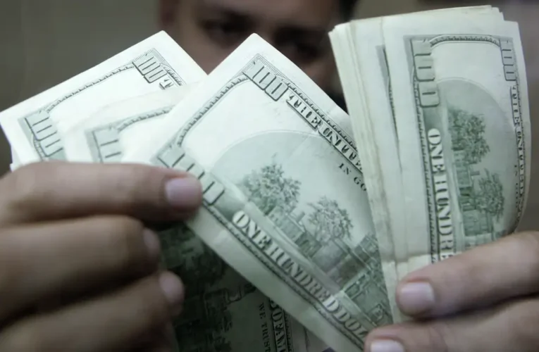 Dólar cai a R$ 4,98 e acumula perda de 4,44% na semana