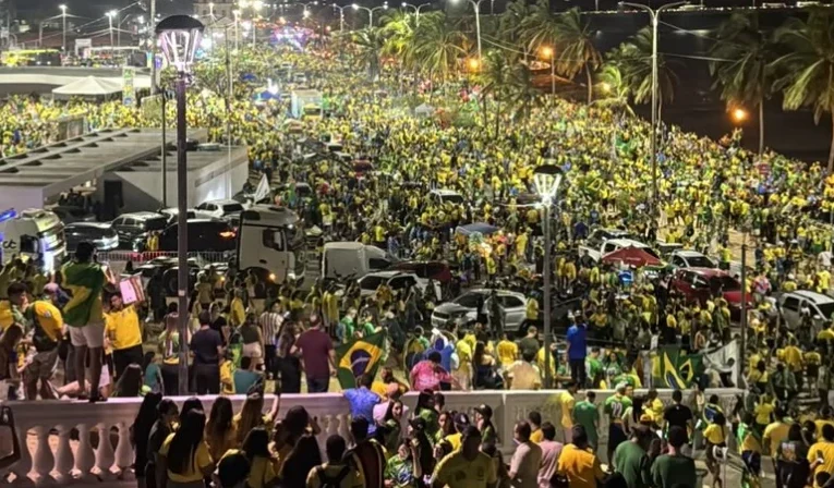 Apoiadores de Flávio Bolsonaro fazem ato na Praça Maria Aragão, em São Luís