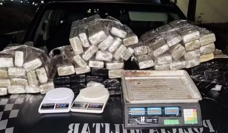 Homem é encontrado morto com tiro na cabeça em imóvel; polícia encontrou grande quantidade de drogas no local